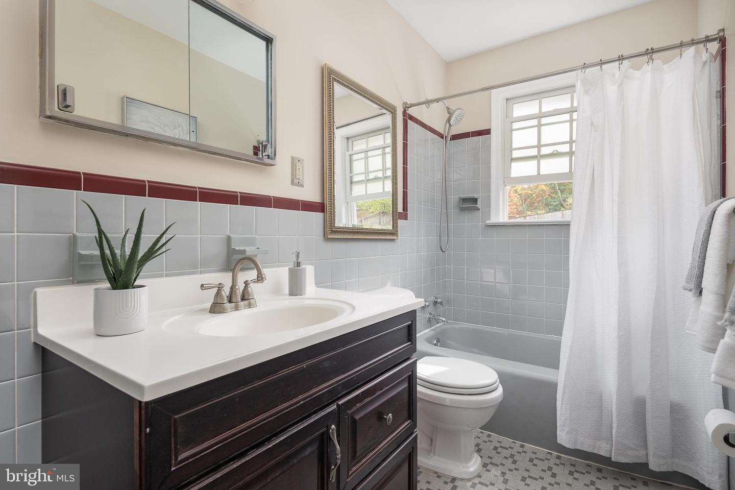 3654 N OAKLAND ST, ARLINGTON, Virginia 22207, 4 Bedrooms Bedrooms, 10 Rooms Rooms,3 BathroomsBathrooms,Residential,For sale,3654 N OAKLAND ST,VAAR2065456 MLS # VAAR2065456