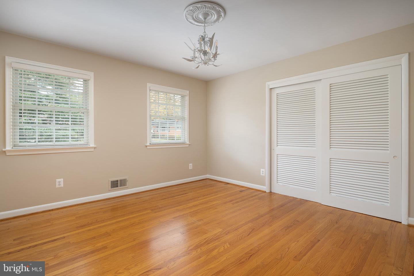 3654 N OAKLAND ST, ARLINGTON, Virginia 22207, 4 Bedrooms Bedrooms, 10 Rooms Rooms,3 BathroomsBathrooms,Residential,For sale,3654 N OAKLAND ST,VAAR2065456 MLS # VAAR2065456