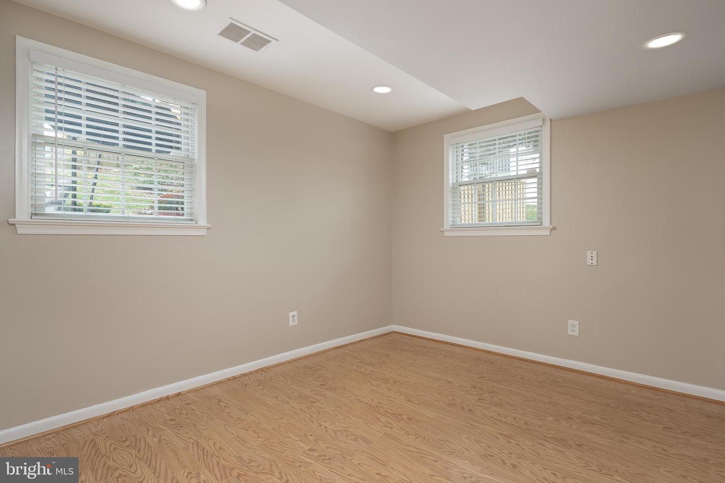 3654 N OAKLAND ST, ARLINGTON, Virginia 22207, 4 Bedrooms Bedrooms, 10 Rooms Rooms,3 BathroomsBathrooms,Residential,For sale,3654 N OAKLAND ST,VAAR2065456 MLS # VAAR2065456