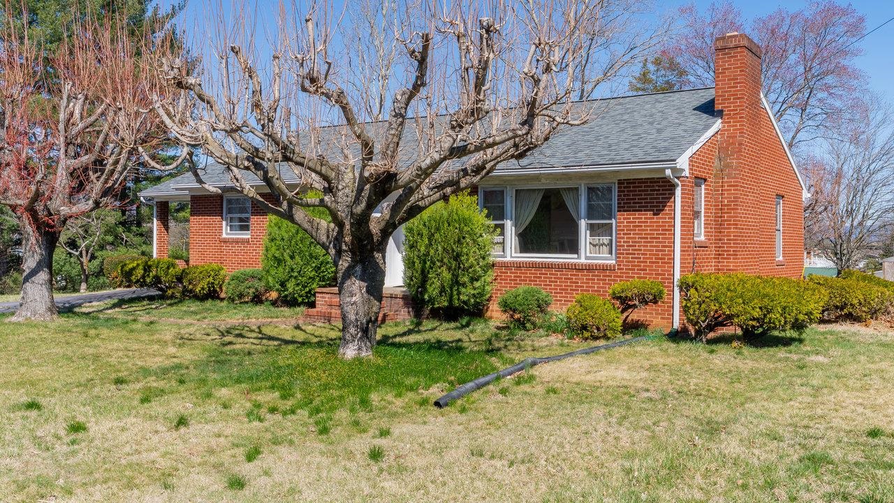 338 FAIRFAX AVE, ELKTON, Virginia 22827, 3 Bedrooms Bedrooms, ,1 BathroomBathrooms,Residential,338 FAIRFAX AVE,663390 MLS # 663390