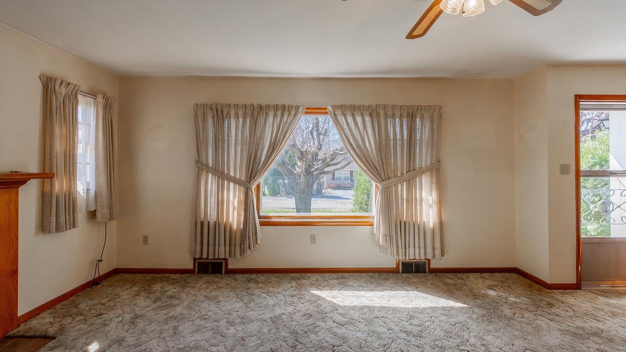 338 FAIRFAX AVE, ELKTON, Virginia 22827, 3 Bedrooms Bedrooms, ,1 BathroomBathrooms,Residential,338 FAIRFAX AVE,663390 MLS # 663390