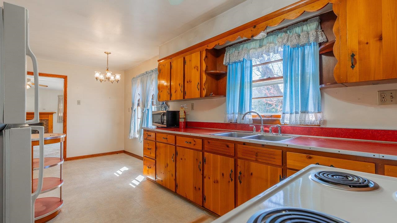 338 FAIRFAX AVE, ELKTON, Virginia 22827, 3 Bedrooms Bedrooms, ,1 BathroomBathrooms,Residential,338 FAIRFAX AVE,663390 MLS # 663390