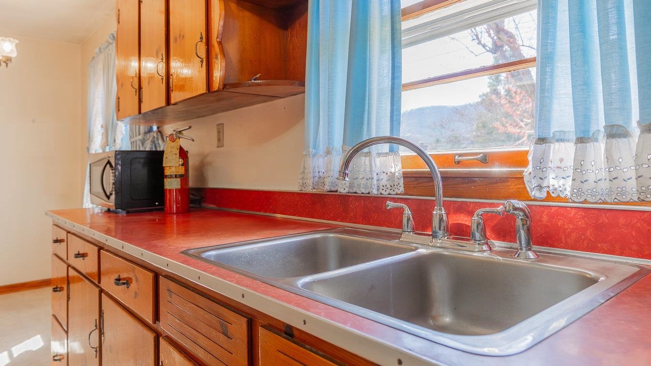 338 FAIRFAX AVE, ELKTON, Virginia 22827, 3 Bedrooms Bedrooms, ,1 BathroomBathrooms,Residential,338 FAIRFAX AVE,663390 MLS # 663390