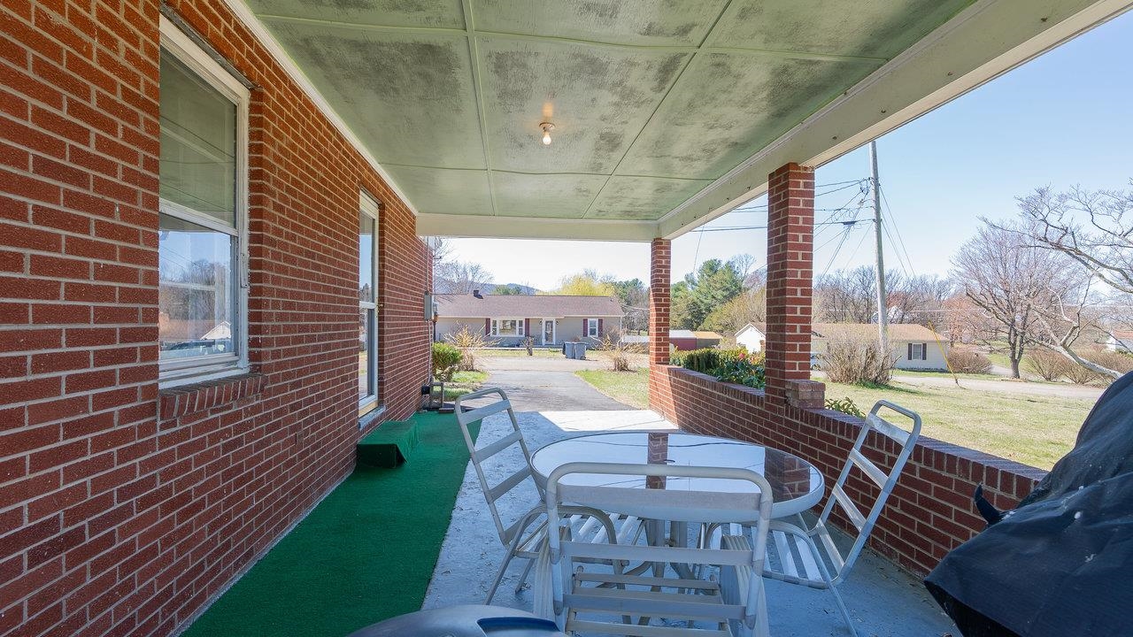 338 FAIRFAX AVE, ELKTON, Virginia 22827, 3 Bedrooms Bedrooms, ,1 BathroomBathrooms,Residential,338 FAIRFAX AVE,663390 MLS # 663390