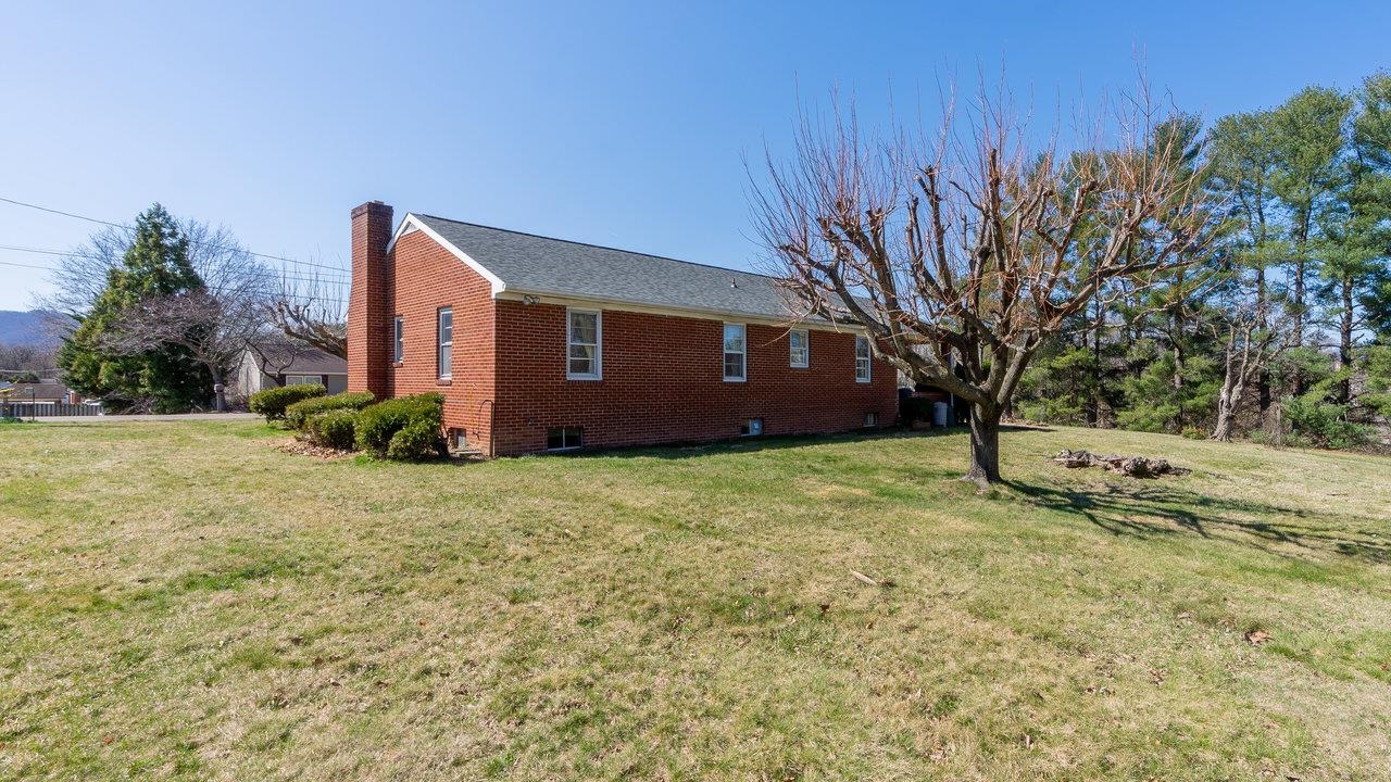 338 FAIRFAX AVE, ELKTON, Virginia 22827, 3 Bedrooms Bedrooms, ,1 BathroomBathrooms,Residential,338 FAIRFAX AVE,663390 MLS # 663390