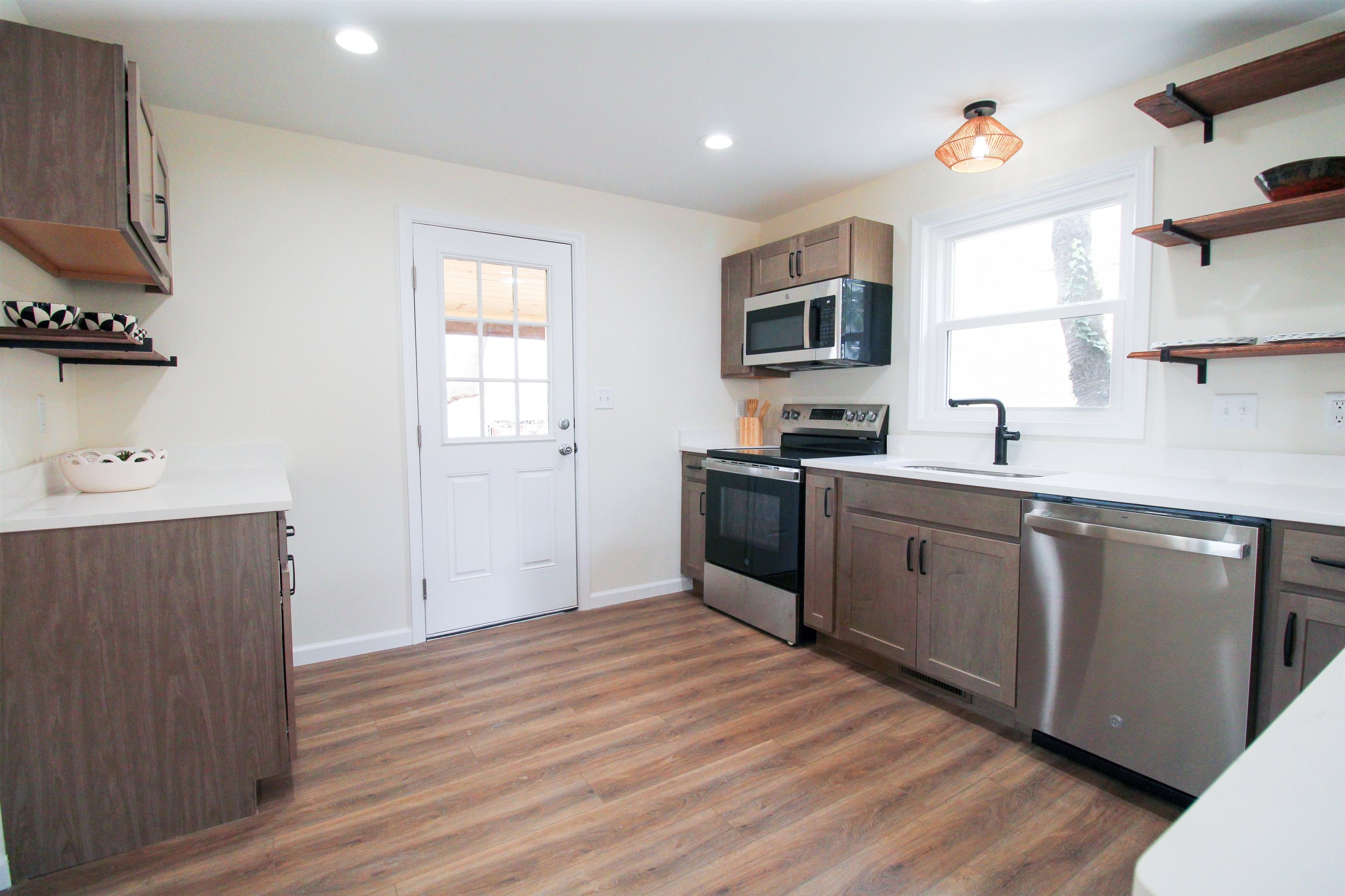 802 BURWELL AVE, STAUNTON, Virginia 24401, 2 Bedrooms Bedrooms, ,2 BathroomsBathrooms,Residential,802 BURWELL AVE,670890 MLS # 670890