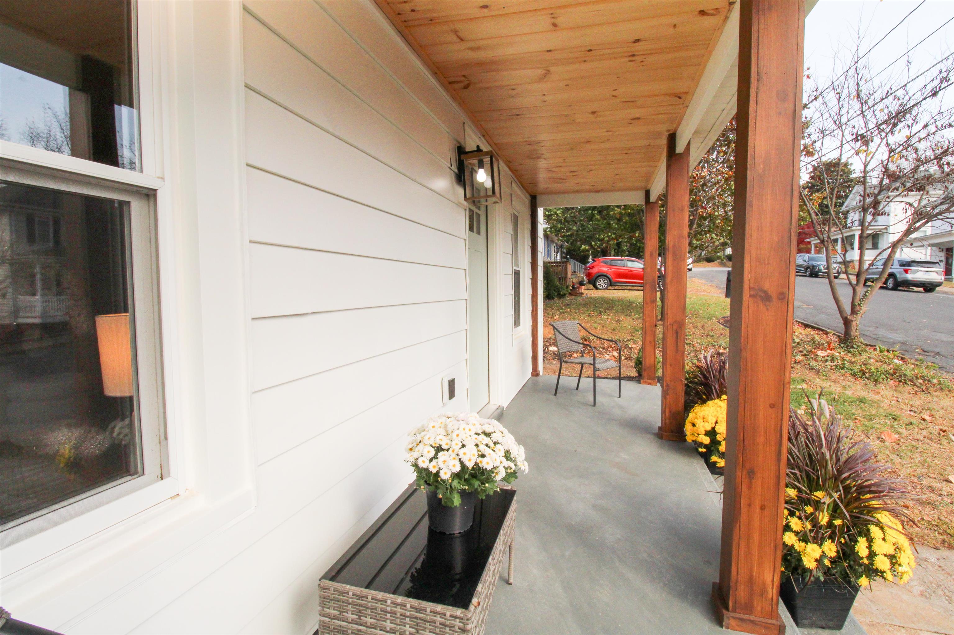 802 BURWELL AVE, STAUNTON, Virginia 24401, 2 Bedrooms Bedrooms, ,2 BathroomsBathrooms,Residential,802 BURWELL AVE,670890 MLS # 670890