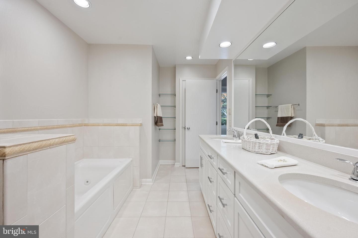 VIENNA, Virginia 22180, 4 Bedrooms Bedrooms, ,2 BathroomsBathrooms,Residential,For sale,VAFX2276786 MLS # VAFX2276786