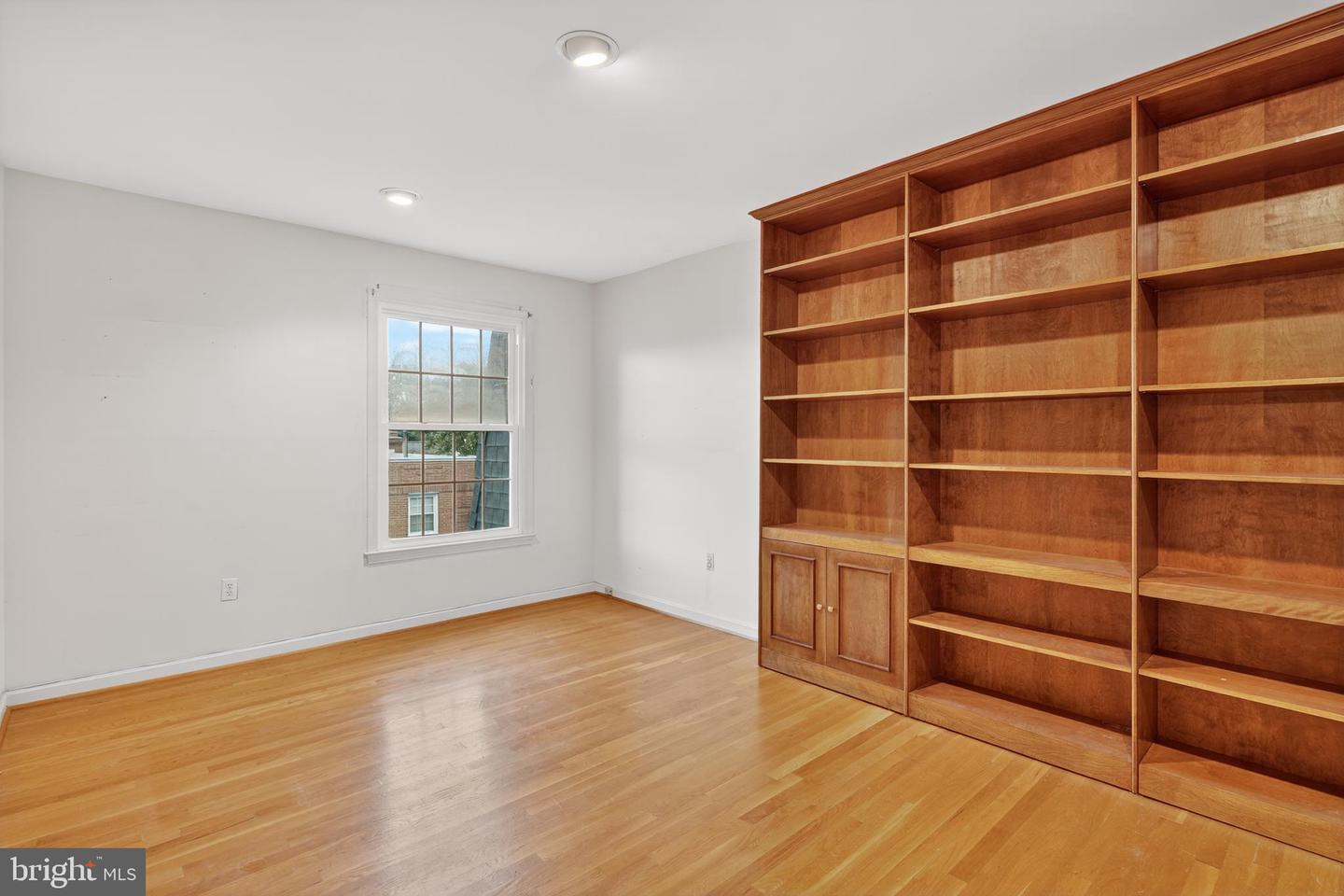 7416 HALLCREST, MCLEAN, Virginia 22102, 4 Bedrooms Bedrooms, ,3 BathroomsBathrooms,Residential,For sale,7416 HALLCREST,VAFX2278282 MLS # VAFX2278282