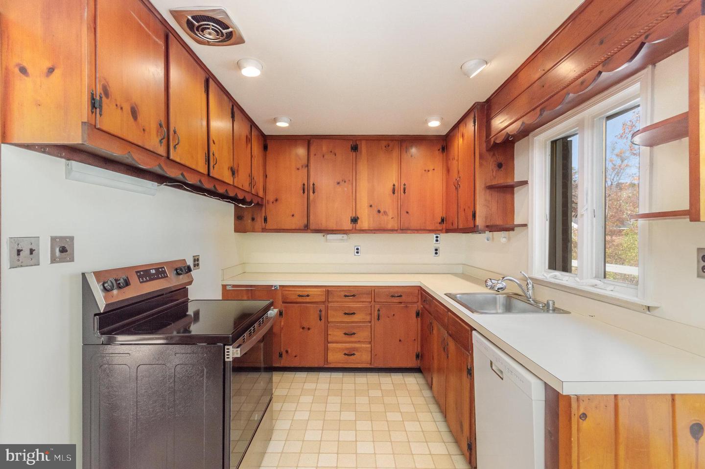 6478 WOODRIDGE RD, ALEXANDRIA, Virginia 22312, 4 Bedrooms Bedrooms, 6 Rooms Rooms,2 BathroomsBathrooms,Residential,For sale,6478 WOODRIDGE RD,VAFX2278374 MLS # VAFX2278374