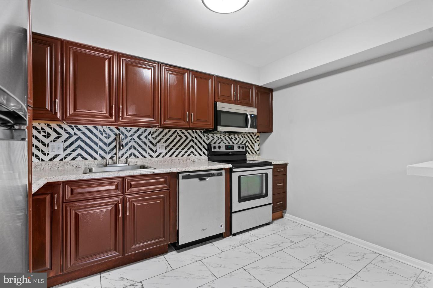 6155 EDSALL RD. RD #B, ALEXANDRIA, Virginia 22304, 2 Bedrooms Bedrooms, 3 Rooms Rooms,1 BathroomBathrooms,Residential,For sale,6155 EDSALL RD. RD #B,VAAX2049520 MLS # VAAX2049520