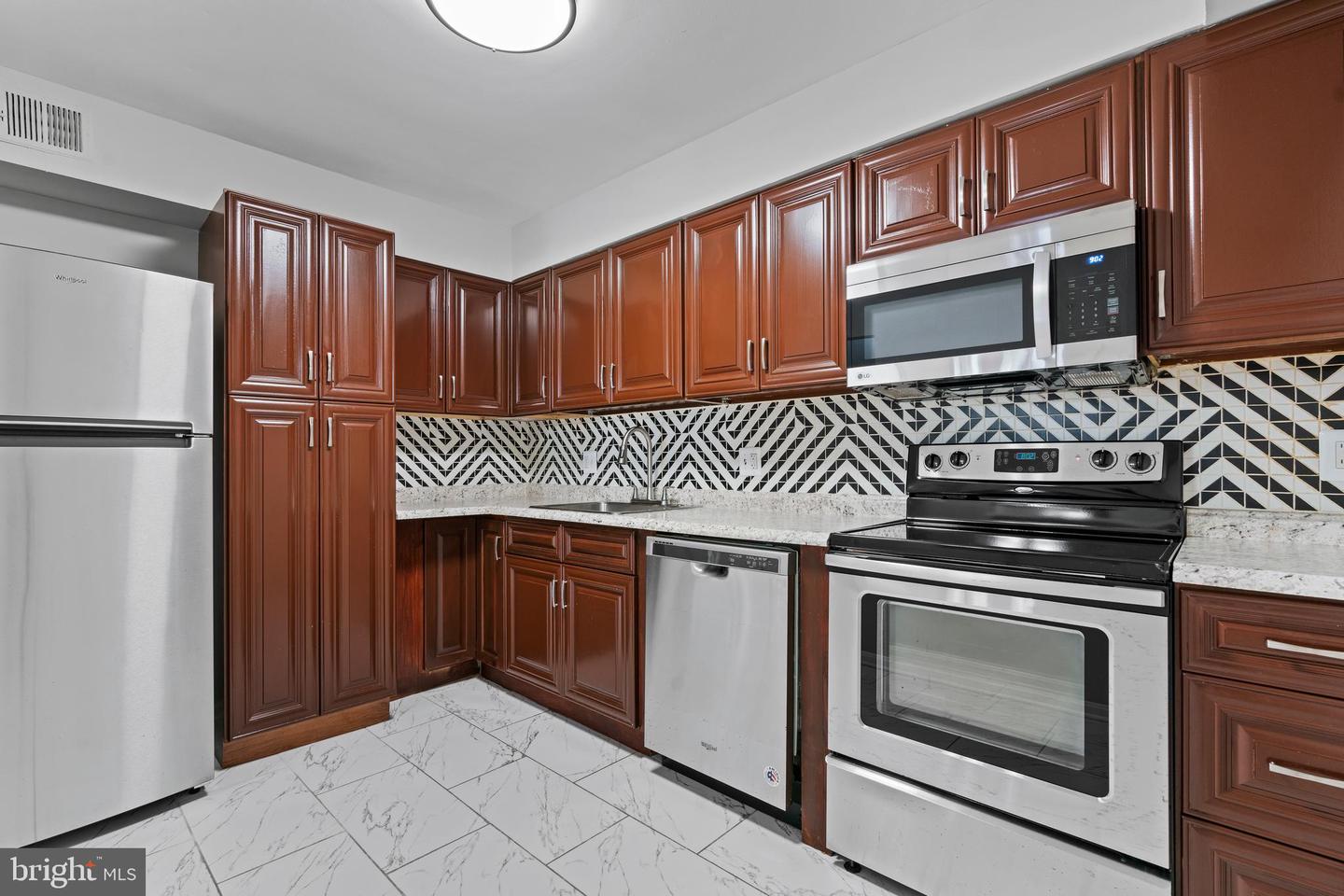 6155 EDSALL RD. RD #B, ALEXANDRIA, Virginia 22304, 2 Bedrooms Bedrooms, 3 Rooms Rooms,1 BathroomBathrooms,Residential,For sale,6155 EDSALL RD. RD #B,VAAX2049520 MLS # VAAX2049520