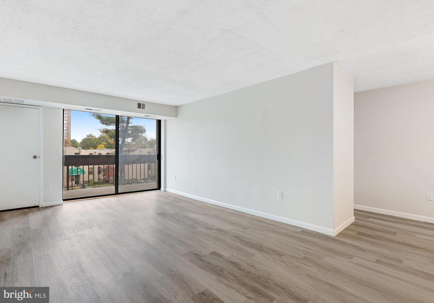 5300 HOLMES RUN PKWY #212, ALEXANDRIA, Virginia 22304, 1 Bedroom Bedrooms, ,1 BathroomBathrooms,Residential,For sale,5300 HOLMES RUN PKWY #212,VAAX2051594 MLS # VAAX2051594