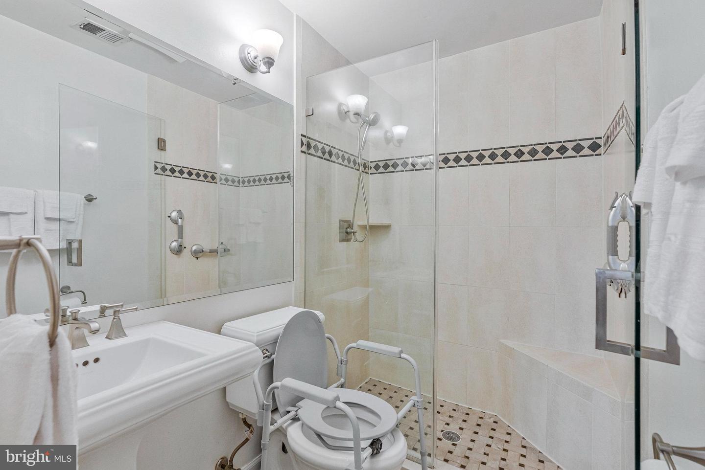 6628 MCLEAN CT, MCLEAN, Virginia 22101, 4 Bedrooms Bedrooms, ,3 BathroomsBathrooms,Residential,For sale,6628 MCLEAN CT,VAFX2278270 MLS # VAFX2278270