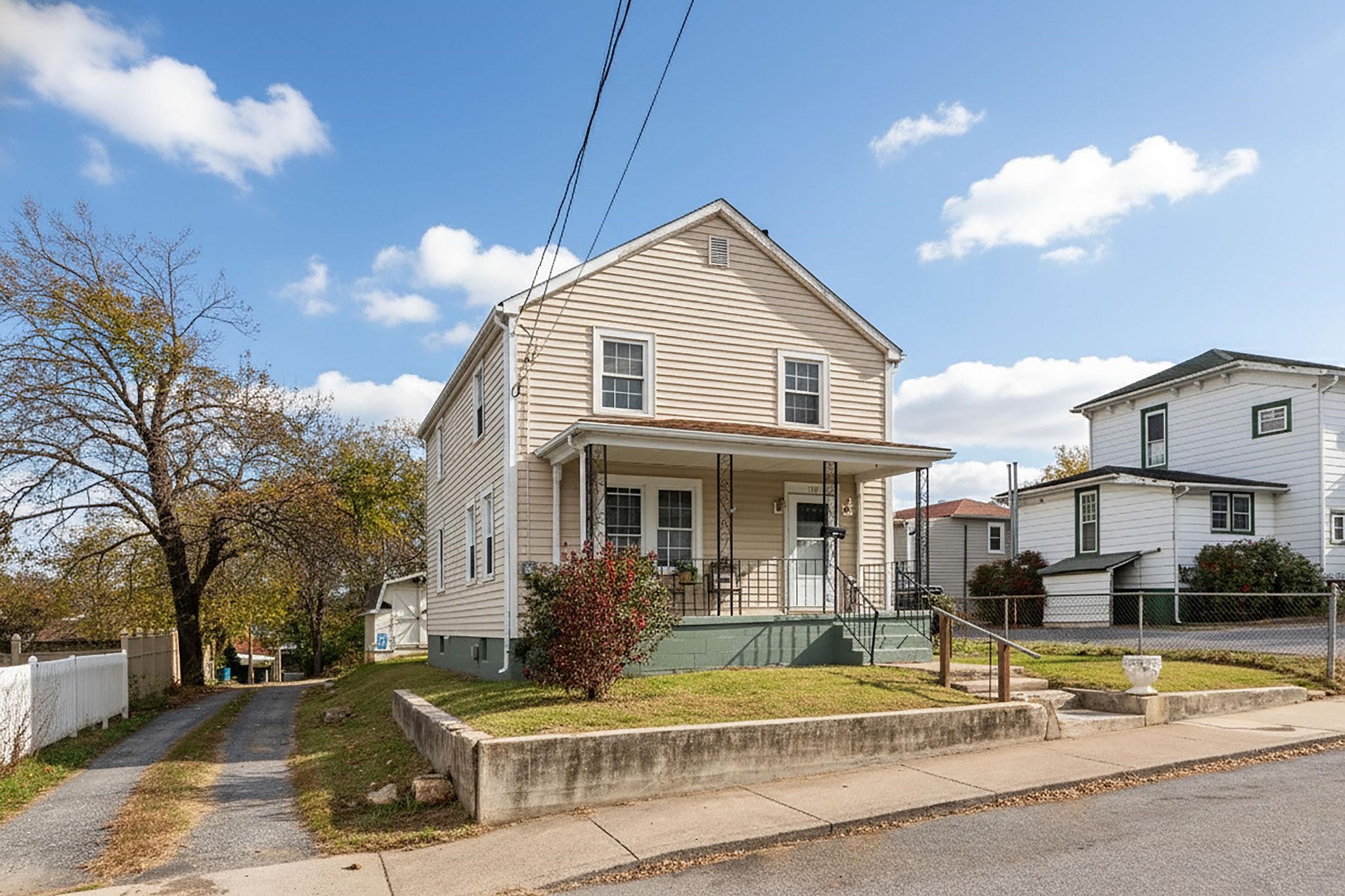 712 NELSON ST, STAUNTON, Virginia 24401, 3 Bedrooms Bedrooms, ,1 BathroomBathrooms,Residential,712 NELSON ST,670565 MLS # 670565