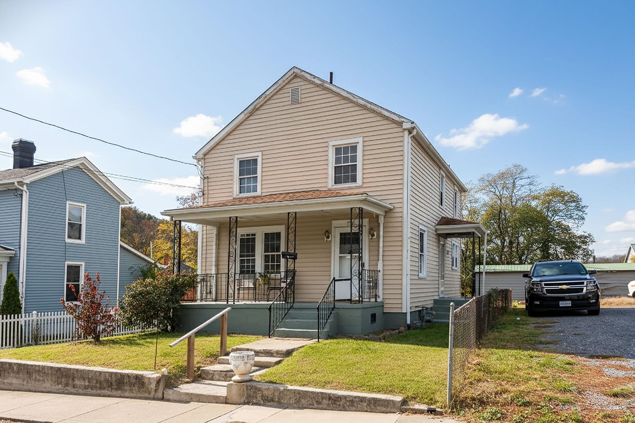 712 NELSON ST, STAUNTON, Virginia 24401, 3 Bedrooms Bedrooms, ,1 BathroomBathrooms,Residential,712 NELSON ST,670565 MLS # 670565
