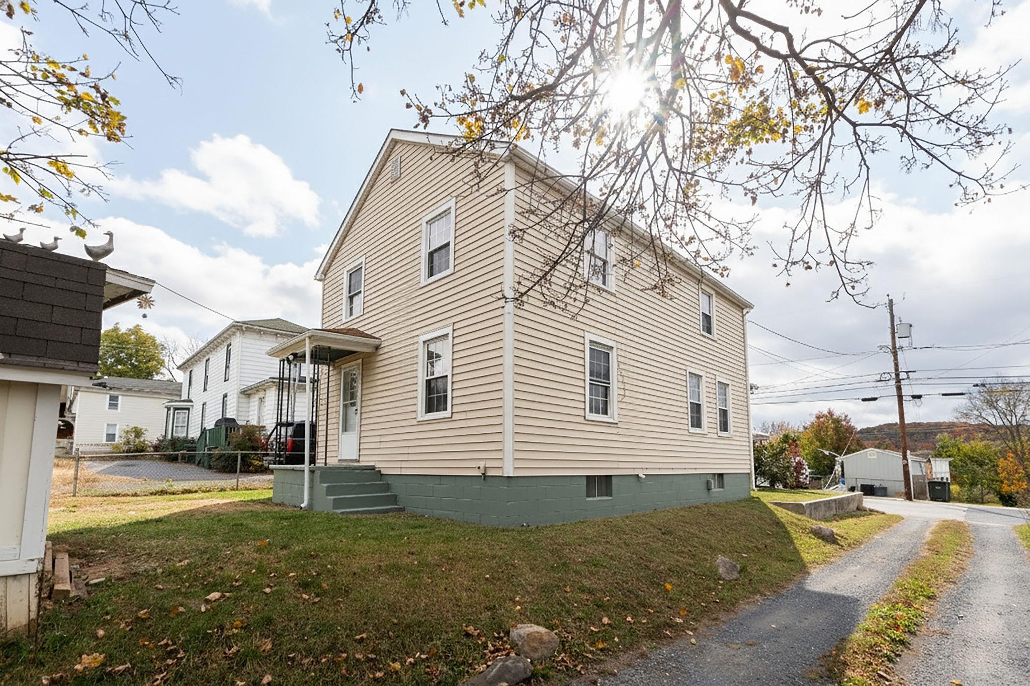 712 NELSON ST, STAUNTON, Virginia 24401, 3 Bedrooms Bedrooms, ,1 BathroomBathrooms,Residential,712 NELSON ST,670565 MLS # 670565