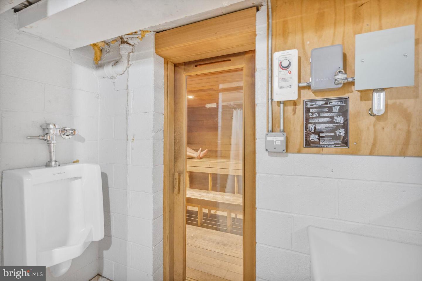 4600 S FOUR MILE RUN DR #321, ARLINGTON, Virginia 22204, 1 Bedroom Bedrooms, ,1 BathroomBathrooms,Residential,For sale,4600 S FOUR MILE RUN DR #321,VAAR2065268 MLS # VAAR2065268