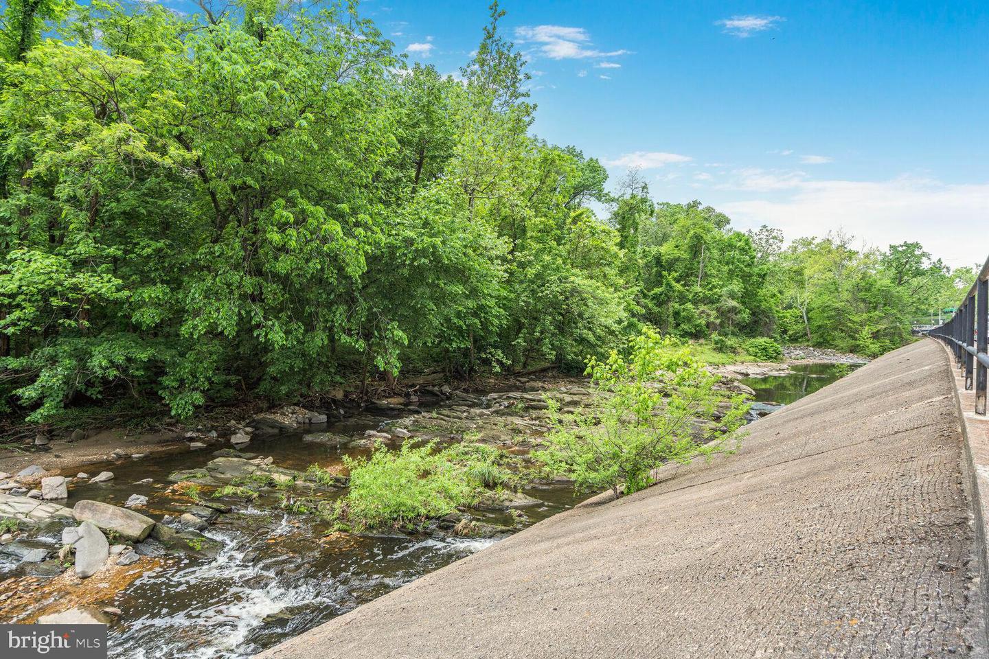 4600 S FOUR MILE RUN DR #321, ARLINGTON, Virginia 22204, 1 Bedroom Bedrooms, ,1 BathroomBathrooms,Residential,For sale,4600 S FOUR MILE RUN DR #321,VAAR2065268 MLS # VAAR2065268