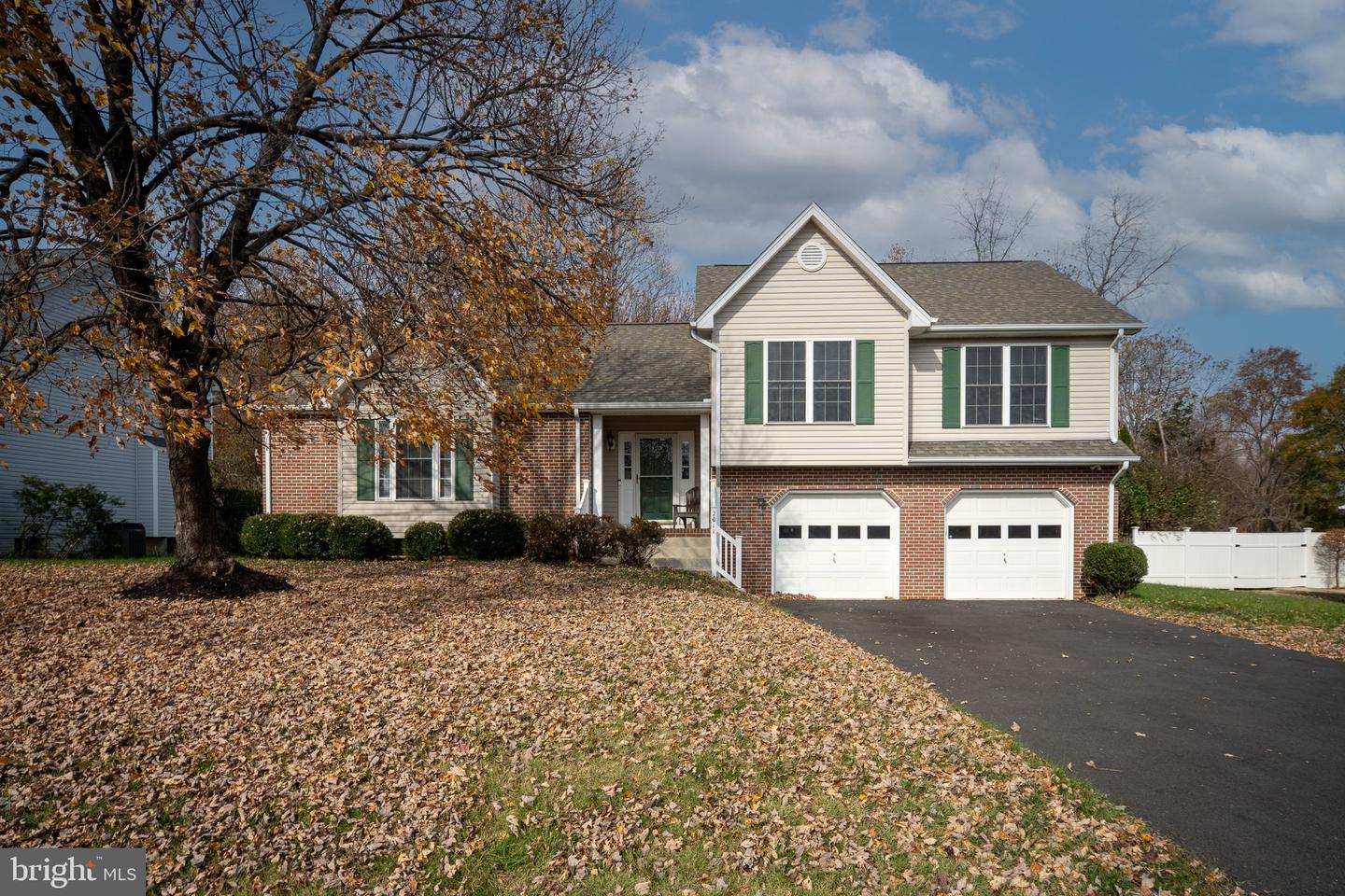 2011 SIERRA DR, FREDERICKSBURG, Virginia 22405, 4 Bedrooms Bedrooms, 13 Rooms Rooms,3 BathroomsBathrooms,Residential,For sale,2011 SIERRA DR,VAST2044128 MLS # VAST2044128