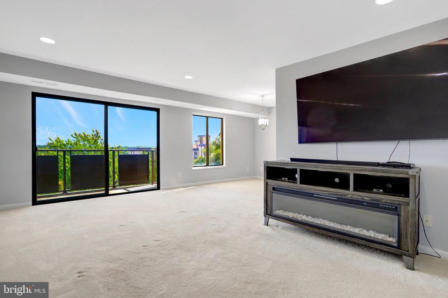 6001 ARLINGTON BLVD #821, FALLS CHURCH, Virginia 22044, 2 Bedrooms Bedrooms, ,1 BathroomBathrooms,Residential,For sale,6001 ARLINGTON BLVD #821,VAFX2269586 MLS # VAFX2269586