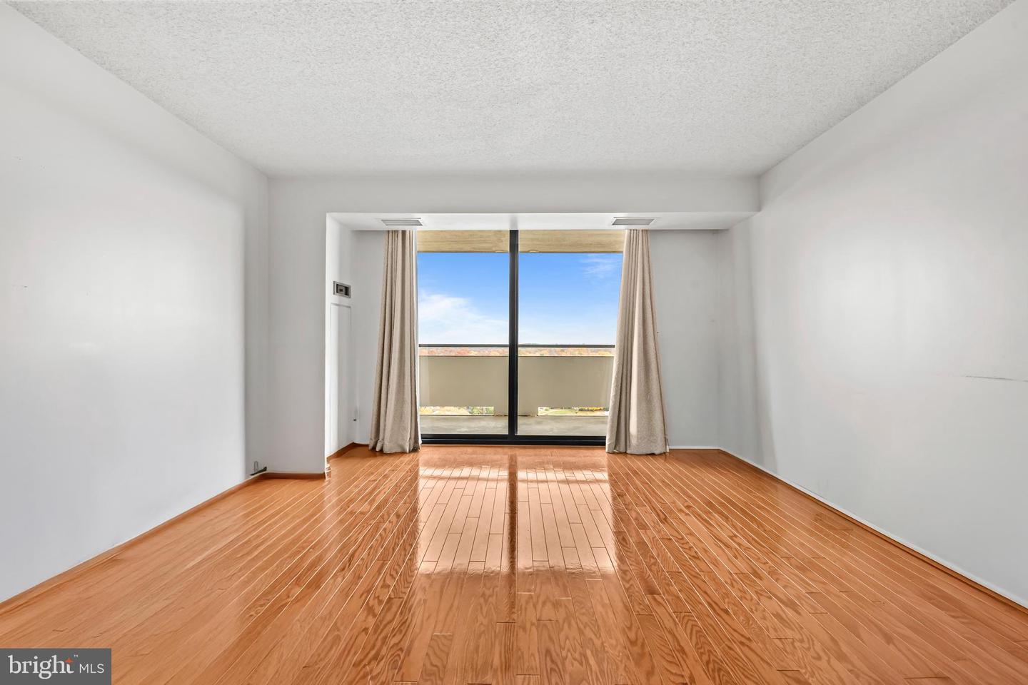 1800 OLD MEADOW RD #1412, MCLEAN, Virginia 22102, 1 Bedroom Bedrooms, 2 Rooms Rooms,1 BathroomBathrooms,Residential,For sale,1800 OLD MEADOW RD #1412,VAFX2278172 MLS # VAFX2278172