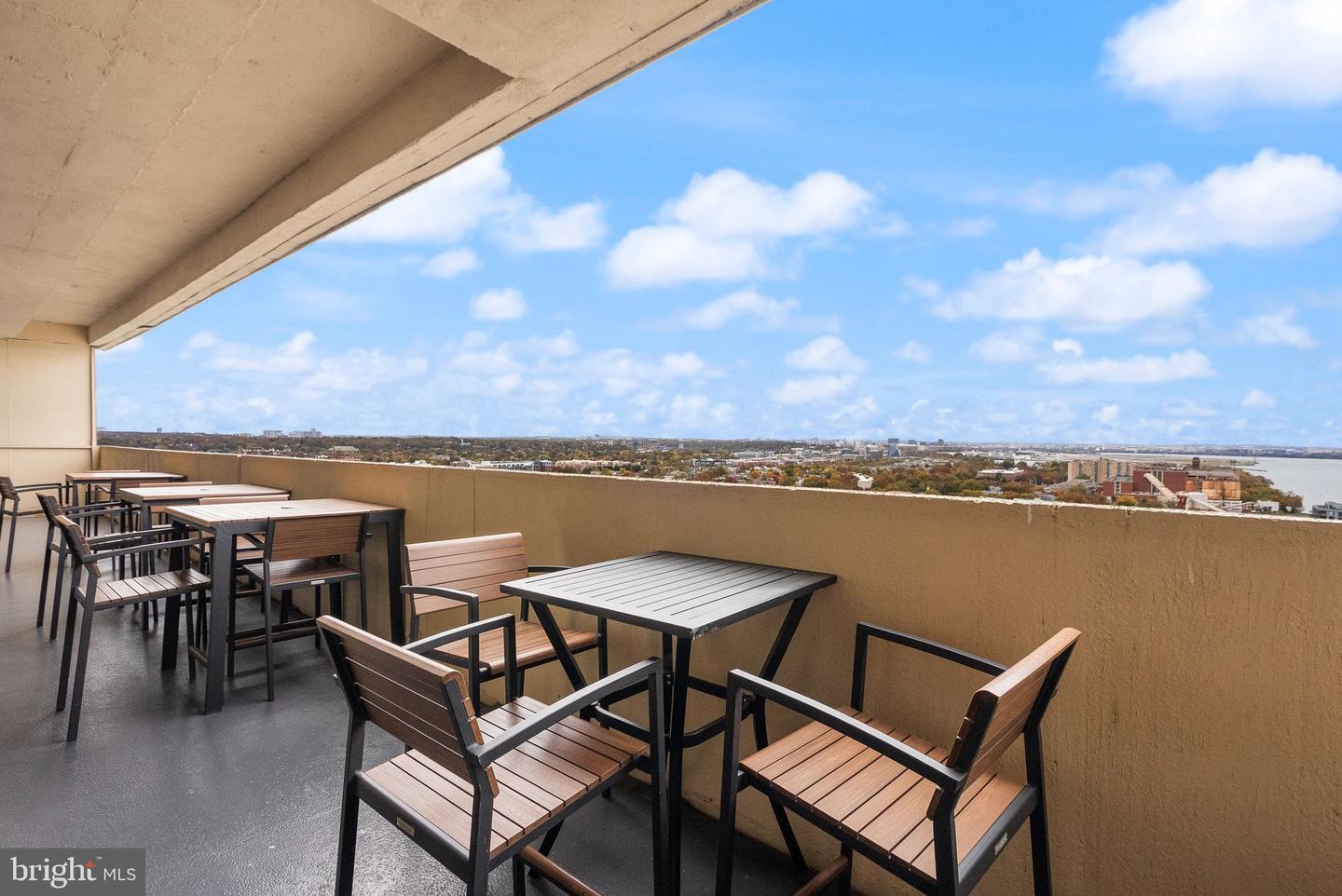 400 MADISON ST #409, ALEXANDRIA, Virginia 22314, 2 Bedrooms Bedrooms, ,2 BathroomsBathrooms,Residential,For sale,400 MADISON ST #409,VAAX2050298 MLS # VAAX2050298