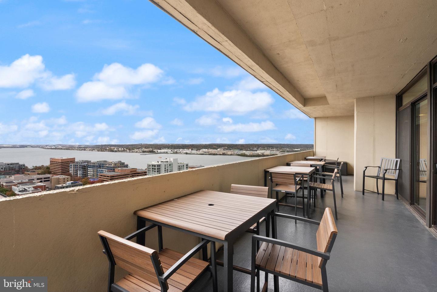 400 MADISON ST #409, ALEXANDRIA, Virginia 22314, 2 Bedrooms Bedrooms, ,2 BathroomsBathrooms,Residential,For sale,400 MADISON ST #409,VAAX2050298 MLS # VAAX2050298