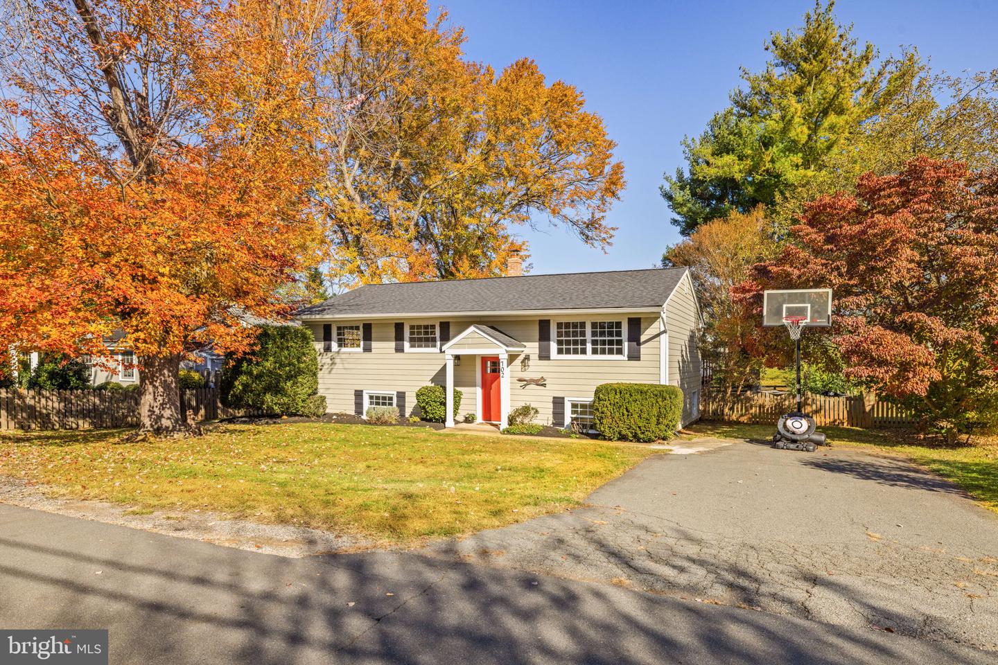 702 STONEWALL AVE, MIDDLEBURG, Virginia 20117, 4 Bedrooms Bedrooms, ,2 BathroomsBathrooms,Residential,For sale,702 STONEWALL AVE,VALO2110642 MLS # VALO2110642