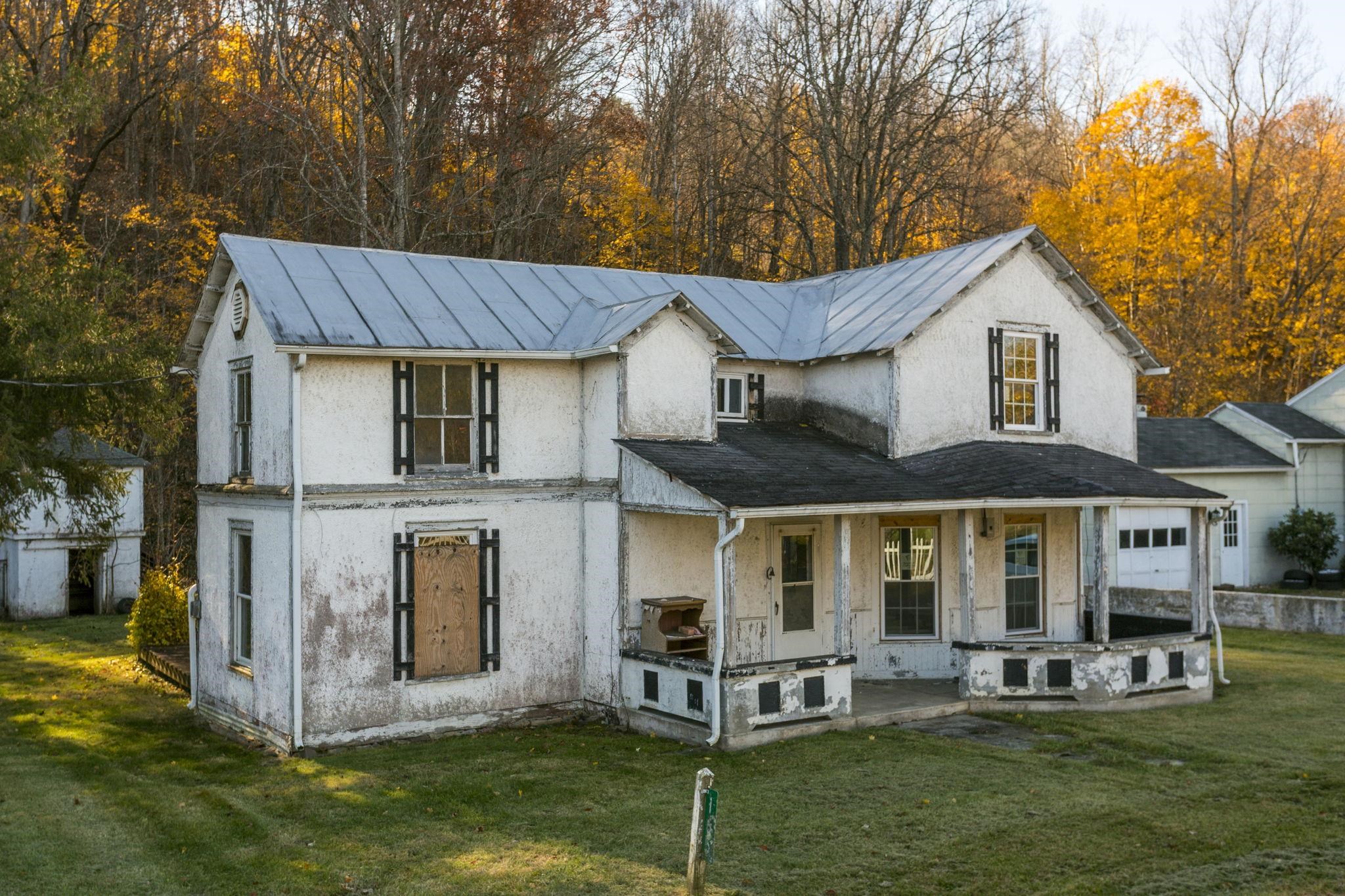 165 W RAILROAD AVE, CRAIGSVILLE, Virginia 24430, 4 Bedrooms Bedrooms, ,1 BathroomBathrooms,Residential,165 W RAILROAD AVE,670955 MLS # 670955