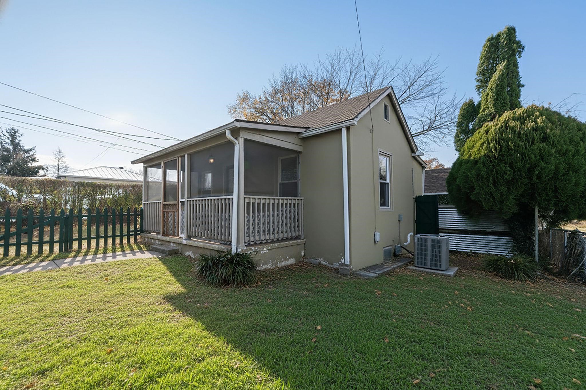 300 HIGHLAND AVE, STAUNTON, Virginia 24401, 2 Bedrooms Bedrooms, ,2 BathroomsBathrooms,Residential,300 HIGHLAND AVE,670992 MLS # 670992