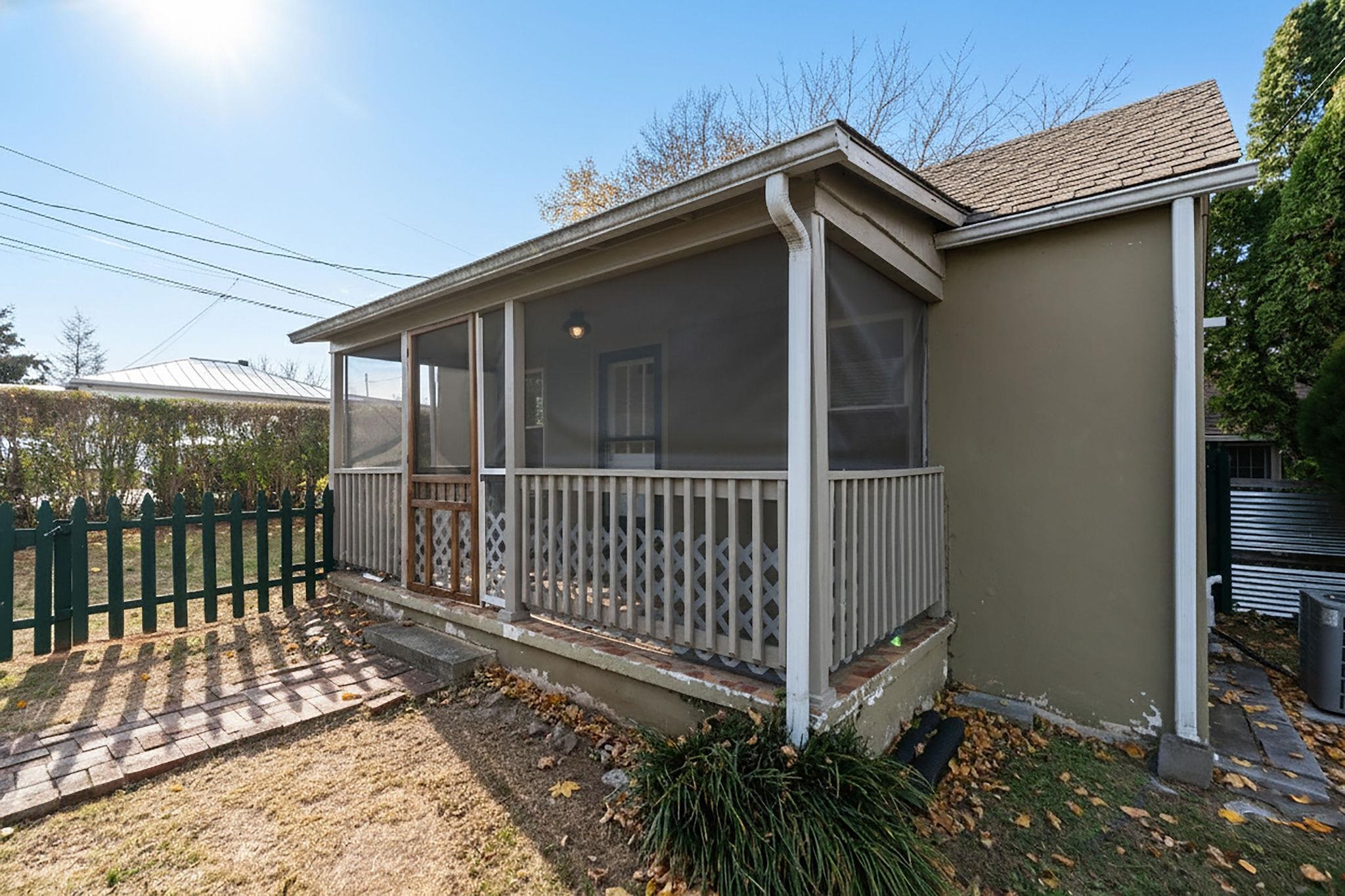 300 HIGHLAND AVE, STAUNTON, Virginia 24401, 2 Bedrooms Bedrooms, ,2 BathroomsBathrooms,Residential,300 HIGHLAND AVE,670992 MLS # 670992