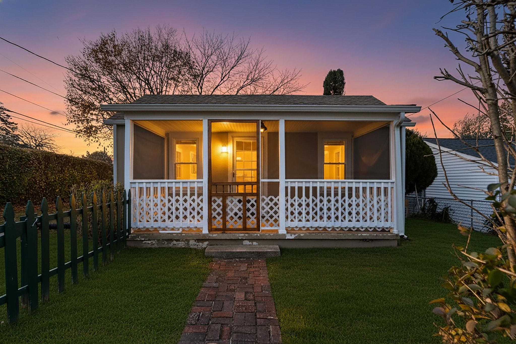 300 HIGHLAND AVE, STAUNTON, Virginia 24401, 2 Bedrooms Bedrooms, ,2 BathroomsBathrooms,Residential,300 HIGHLAND AVE,670992 MLS # 670992