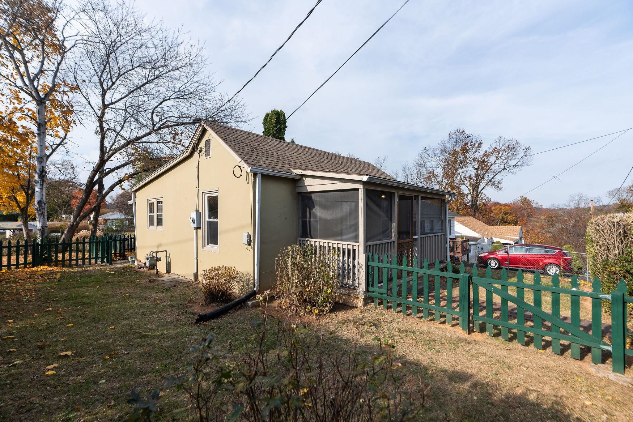 300 HIGHLAND AVE, STAUNTON, Virginia 24401, 2 Bedrooms Bedrooms, ,2 BathroomsBathrooms,Residential,300 HIGHLAND AVE,670992 MLS # 670992