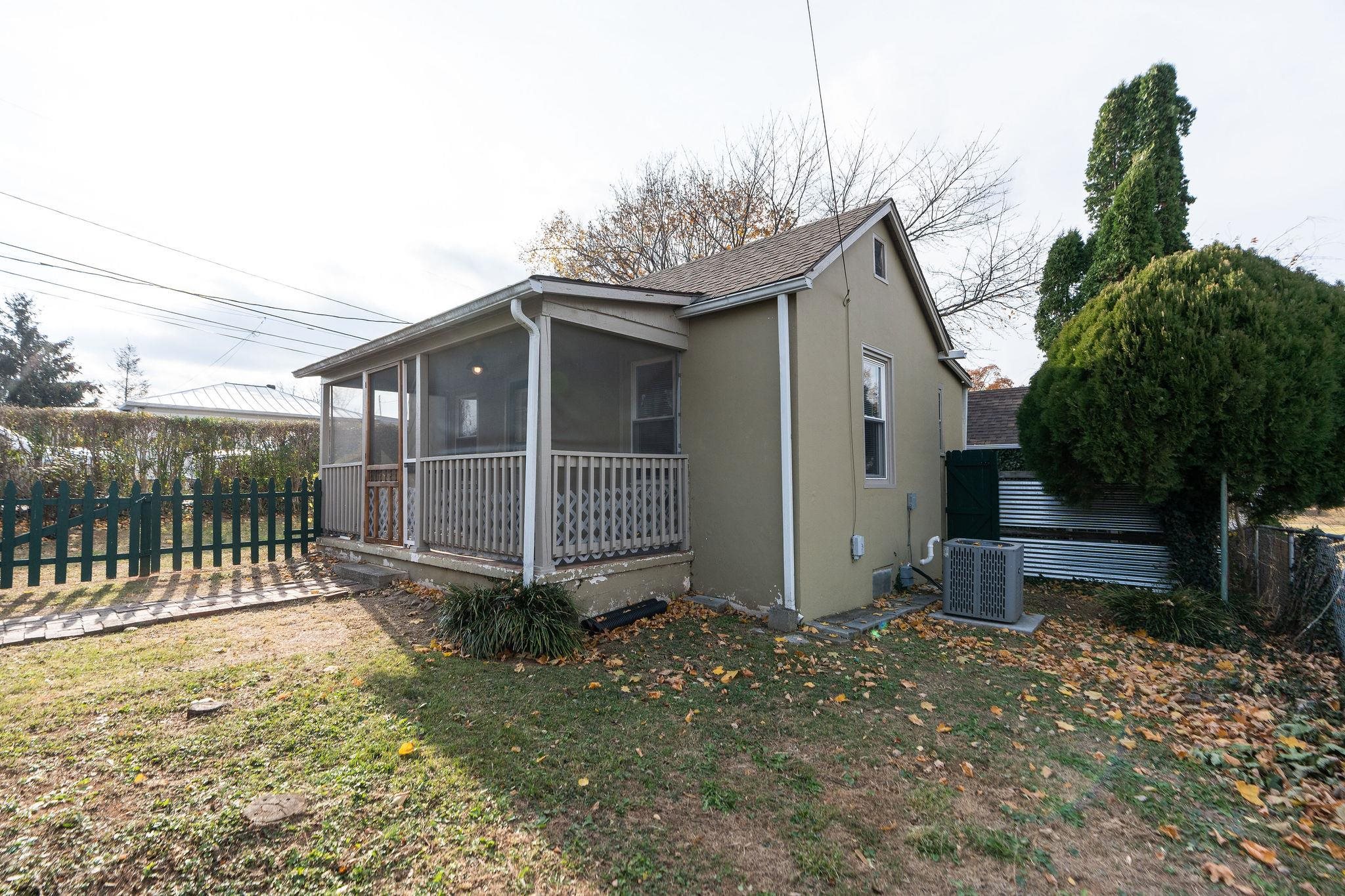 300 HIGHLAND AVE, STAUNTON, Virginia 24401, 2 Bedrooms Bedrooms, ,2 BathroomsBathrooms,Residential,300 HIGHLAND AVE,670992 MLS # 670992