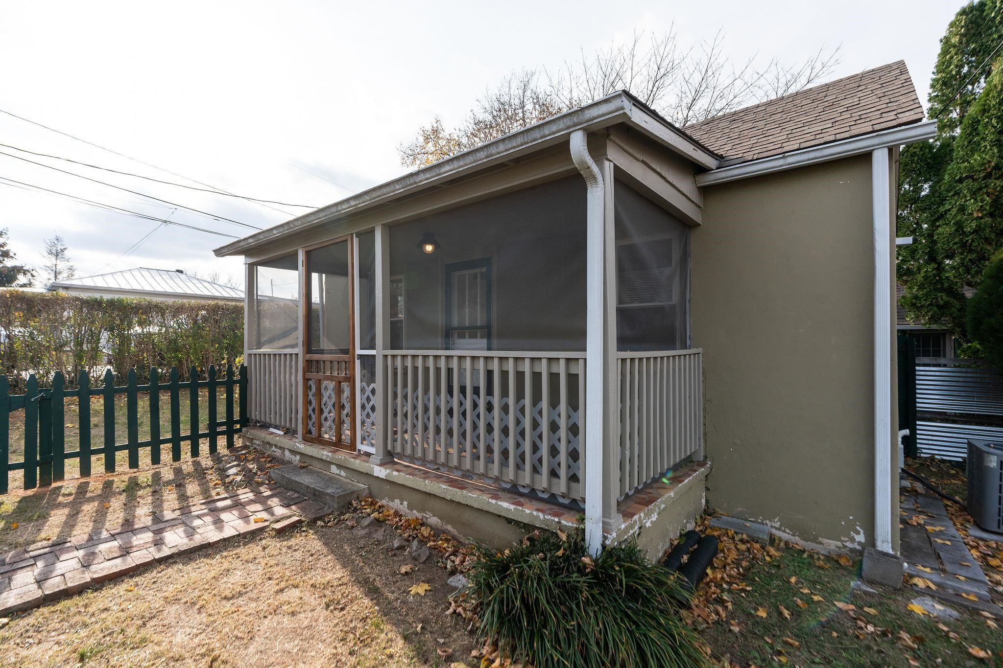 300 HIGHLAND AVE, STAUNTON, Virginia 24401, 2 Bedrooms Bedrooms, ,2 BathroomsBathrooms,Residential,300 HIGHLAND AVE,670992 MLS # 670992