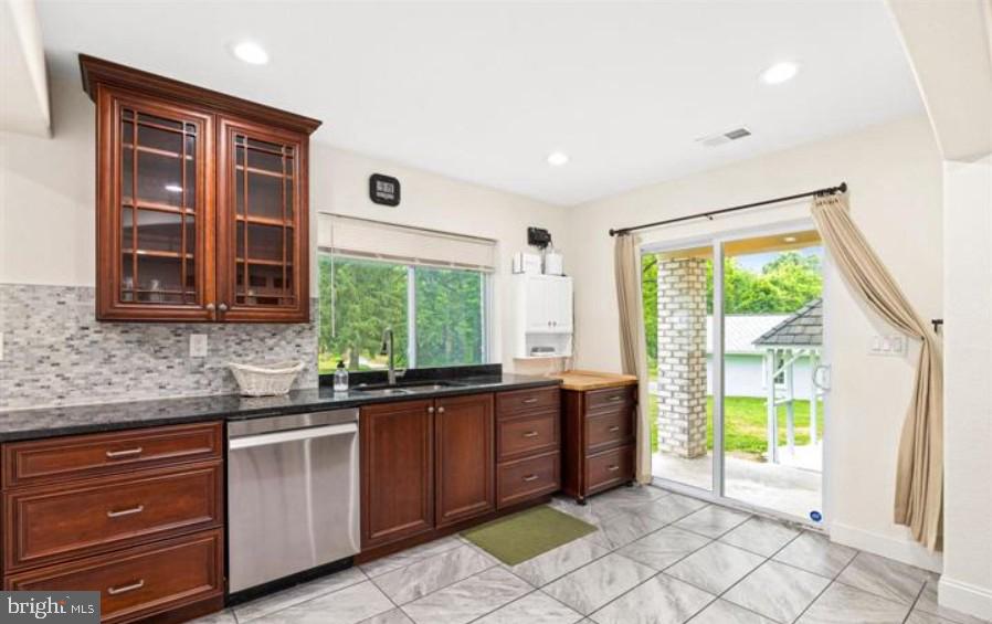 44 RAVENWOOD DR, FREDERICKSBURG, Virginia 22406, 3 Bedrooms Bedrooms, 12 Rooms Rooms,3 BathroomsBathrooms,Residential,For sale,44 RAVENWOOD DR,VAST2044130 MLS # VAST2044130