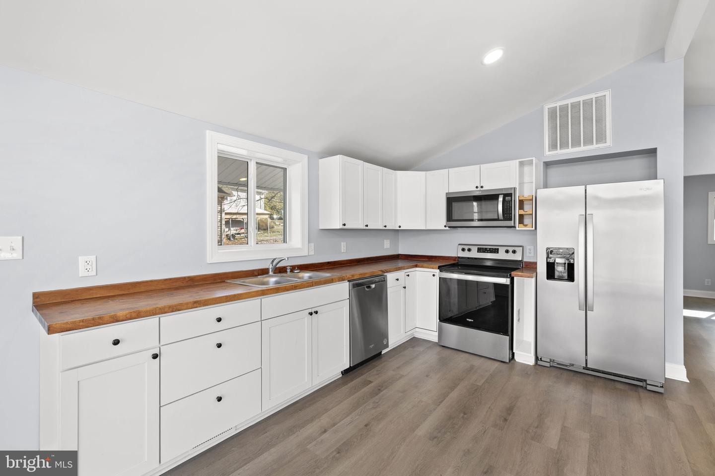 1262 S LAKESHORE DR, LOUISA, Virginia 23093, 3 Bedrooms Bedrooms, 9 Rooms Rooms,2 BathroomsBathrooms,Residential,For sale,1262 S LAKESHORE DR,VALA2008892 MLS # VALA2008892