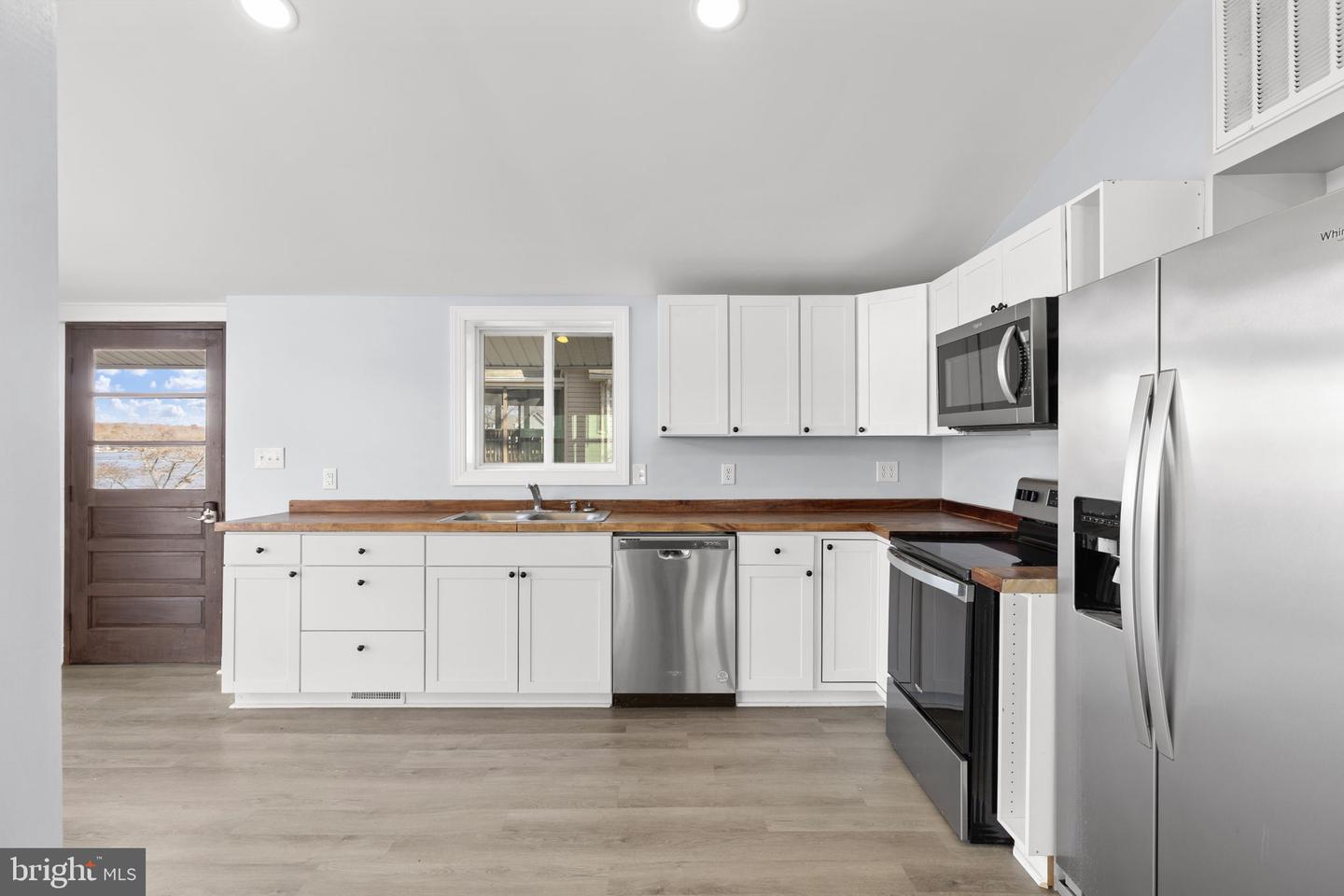 1262 S LAKESHORE DR, LOUISA, Virginia 23093, 3 Bedrooms Bedrooms, 9 Rooms Rooms,2 BathroomsBathrooms,Residential,For sale,1262 S LAKESHORE DR,VALA2008892 MLS # VALA2008892