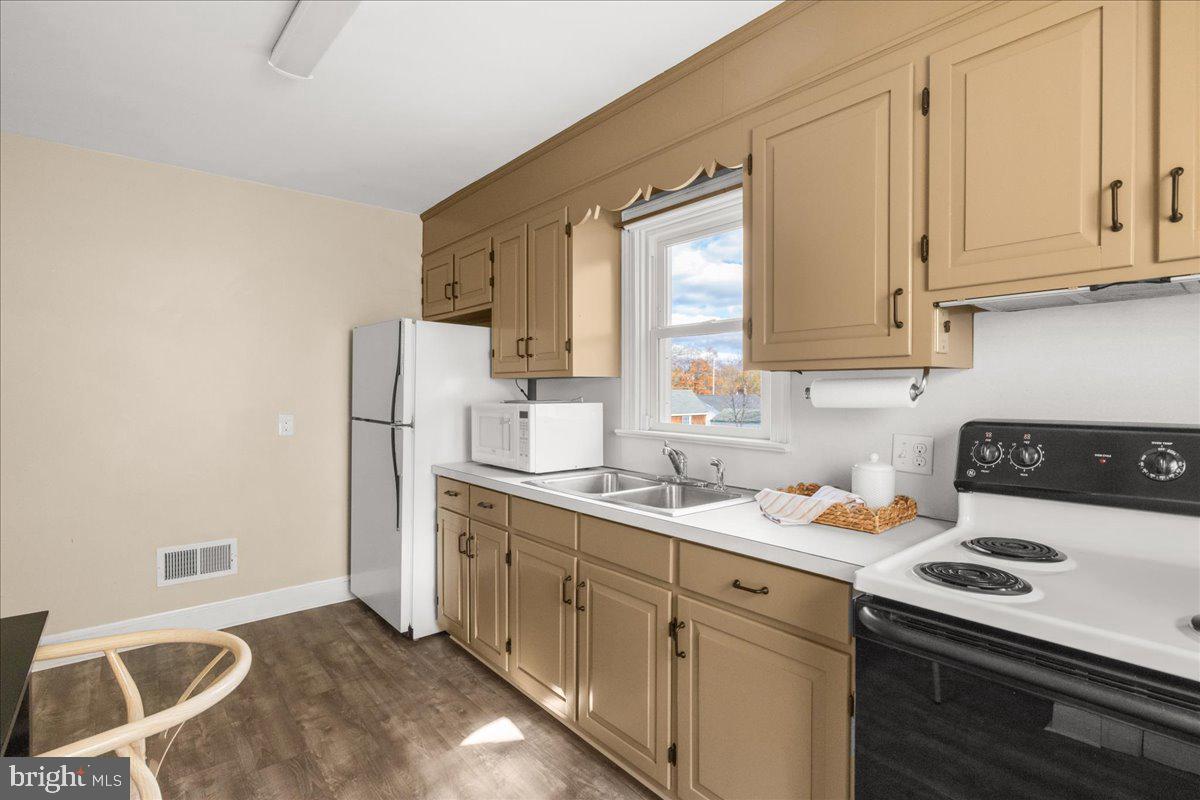 312 SHAWNEE AVE, WINCHESTER, Virginia 22601, 3 Bedrooms Bedrooms, 7 Rooms Rooms,1 BathroomBathrooms,Residential,For sale,312 SHAWNEE AVE,VAWI2009454 MLS # VAWI2009454