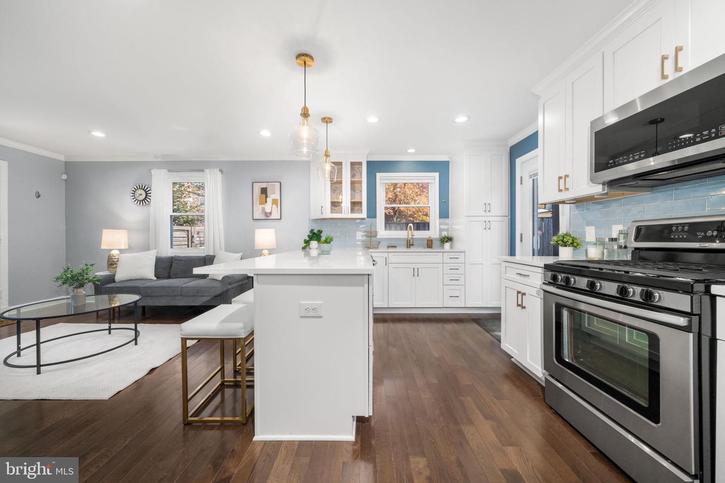 2101 FARRINGTON AVE, ALEXANDRIA, Virginia 22303, 2 Bedrooms Bedrooms, ,2 BathroomsBathrooms,Residential,For sale,2101 FARRINGTON AVE,VAFX2275030 MLS # VAFX2275030