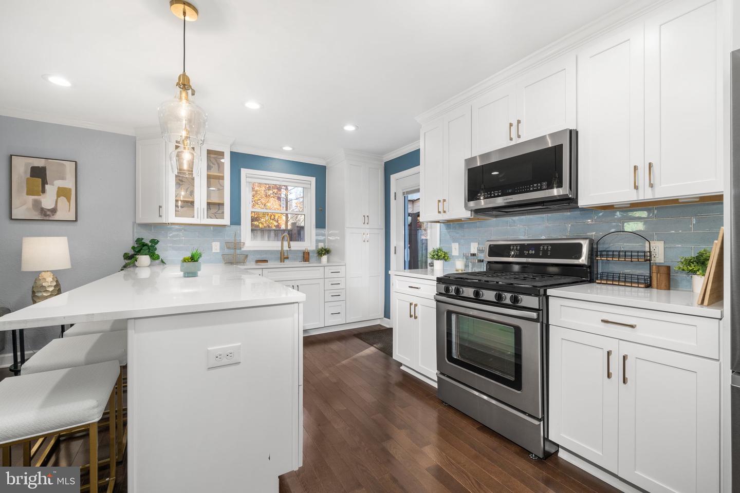 2101 FARRINGTON AVE, ALEXANDRIA, Virginia 22303, 2 Bedrooms Bedrooms, ,2 BathroomsBathrooms,Residential,For sale,2101 FARRINGTON AVE,VAFX2275030 MLS # VAFX2275030