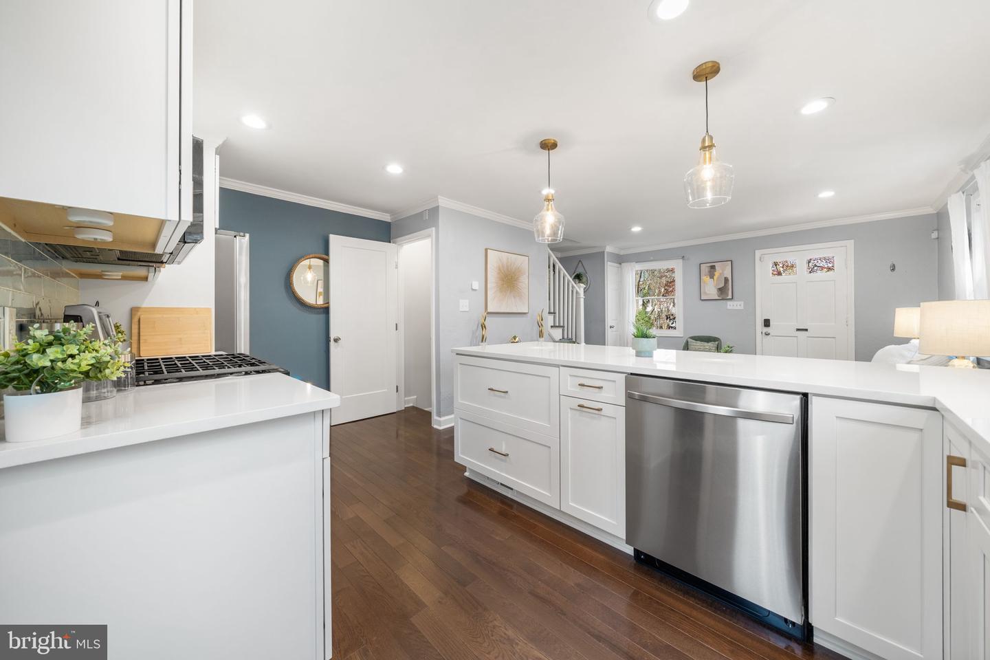 2101 FARRINGTON AVE, ALEXANDRIA, Virginia 22303, 2 Bedrooms Bedrooms, ,2 BathroomsBathrooms,Residential,For sale,2101 FARRINGTON AVE,VAFX2275030 MLS # VAFX2275030