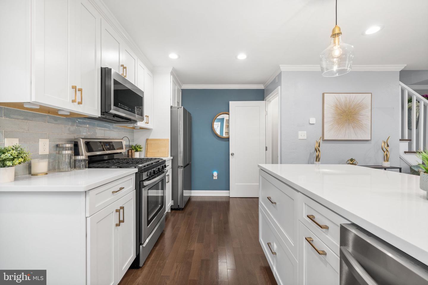 2101 FARRINGTON AVE, ALEXANDRIA, Virginia 22303, 2 Bedrooms Bedrooms, ,2 BathroomsBathrooms,Residential,For sale,2101 FARRINGTON AVE,VAFX2275030 MLS # VAFX2275030