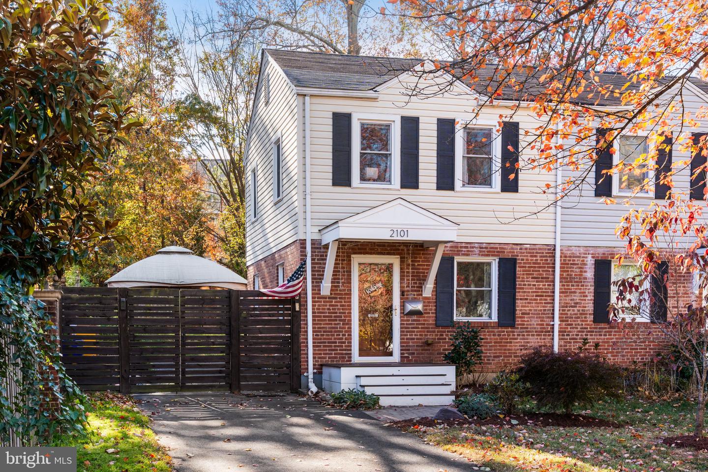 2101 FARRINGTON AVE, ALEXANDRIA, Virginia 22303, 2 Bedrooms Bedrooms, ,2 BathroomsBathrooms,Residential,For sale,2101 FARRINGTON AVE,VAFX2275030 MLS # VAFX2275030