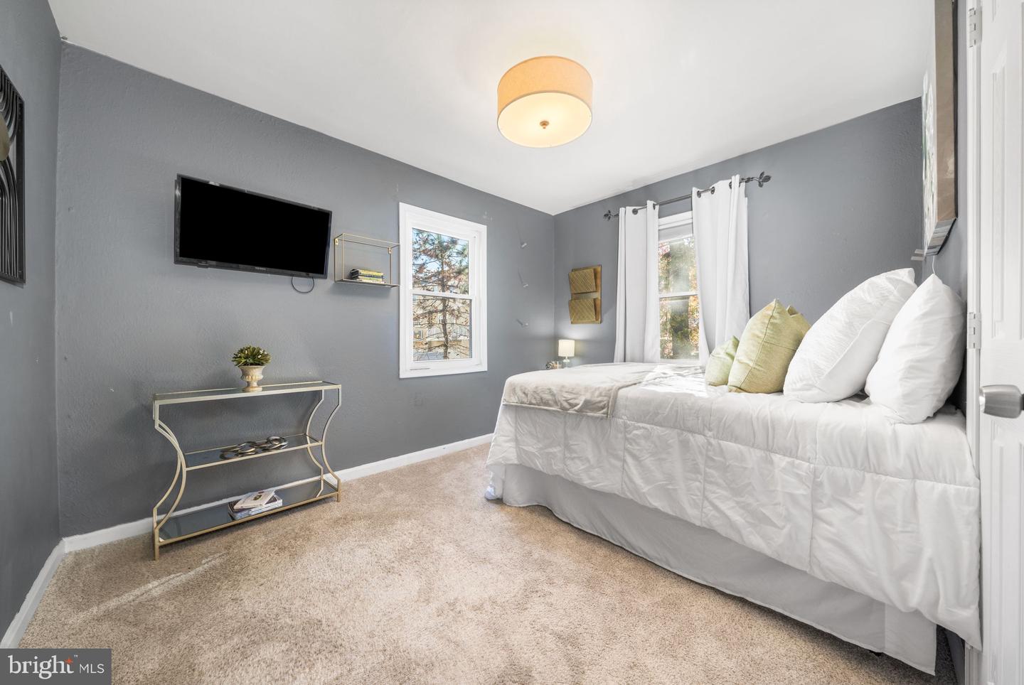 2101 FARRINGTON AVE, ALEXANDRIA, Virginia 22303, 2 Bedrooms Bedrooms, ,2 BathroomsBathrooms,Residential,For sale,2101 FARRINGTON AVE,VAFX2275030 MLS # VAFX2275030