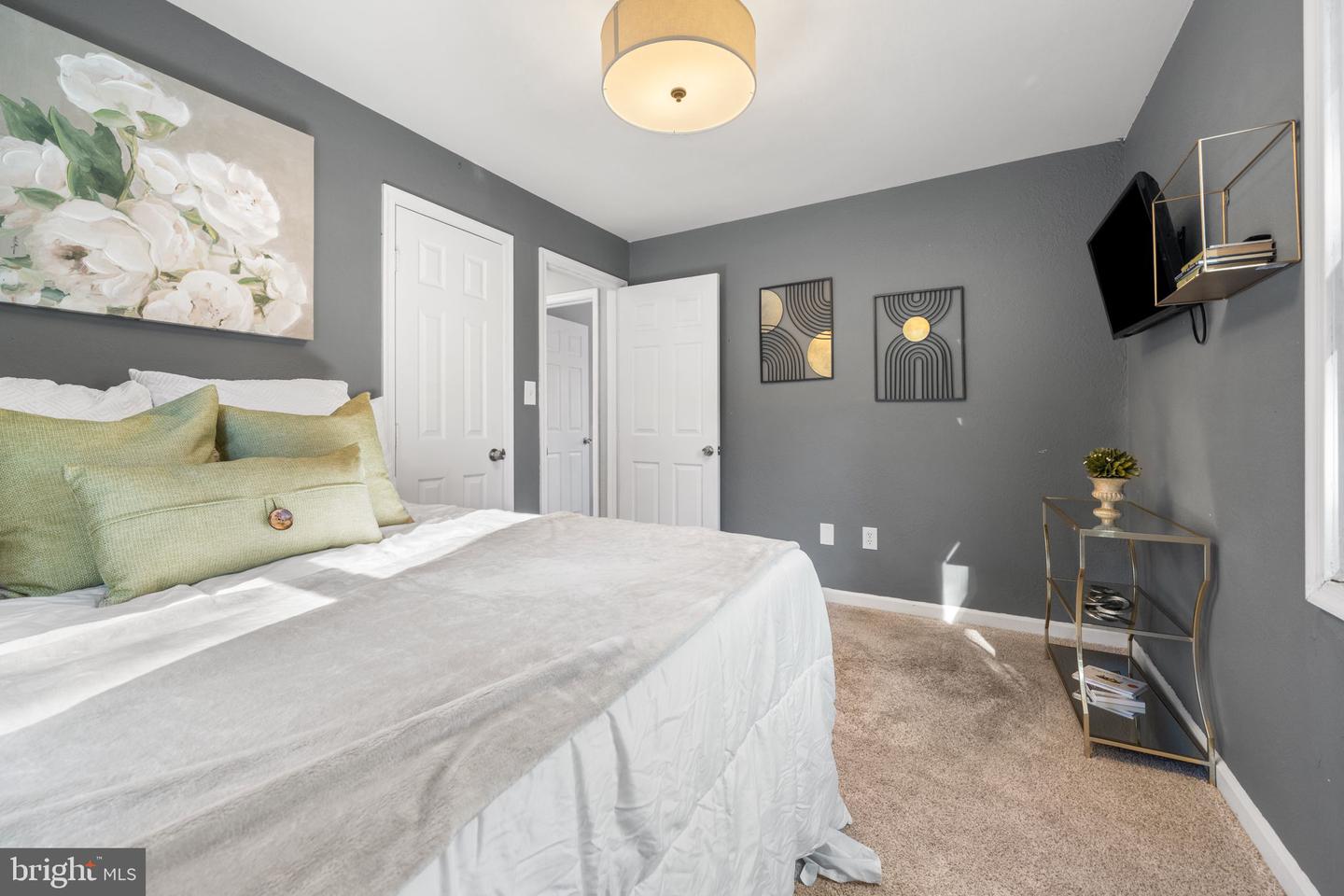 2101 FARRINGTON AVE, ALEXANDRIA, Virginia 22303, 2 Bedrooms Bedrooms, ,2 BathroomsBathrooms,Residential,For sale,2101 FARRINGTON AVE,VAFX2275030 MLS # VAFX2275030