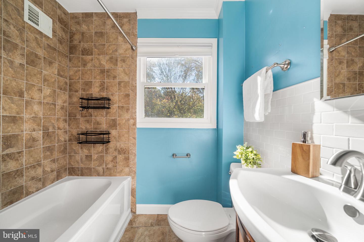 2101 FARRINGTON AVE, ALEXANDRIA, Virginia 22303, 2 Bedrooms Bedrooms, ,2 BathroomsBathrooms,Residential,For sale,2101 FARRINGTON AVE,VAFX2275030 MLS # VAFX2275030