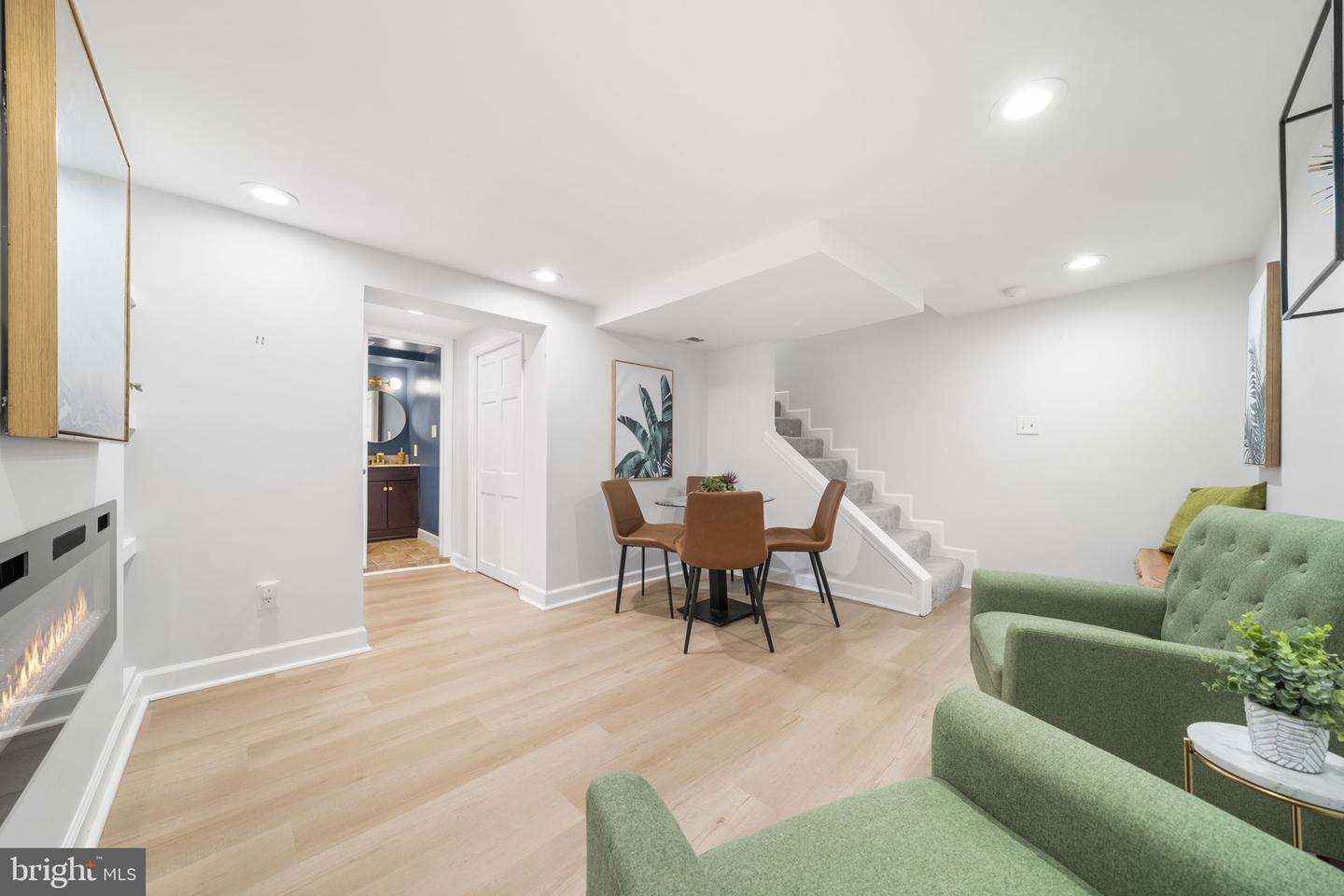 2101 FARRINGTON AVE, ALEXANDRIA, Virginia 22303, 2 Bedrooms Bedrooms, ,2 BathroomsBathrooms,Residential,For sale,2101 FARRINGTON AVE,VAFX2275030 MLS # VAFX2275030