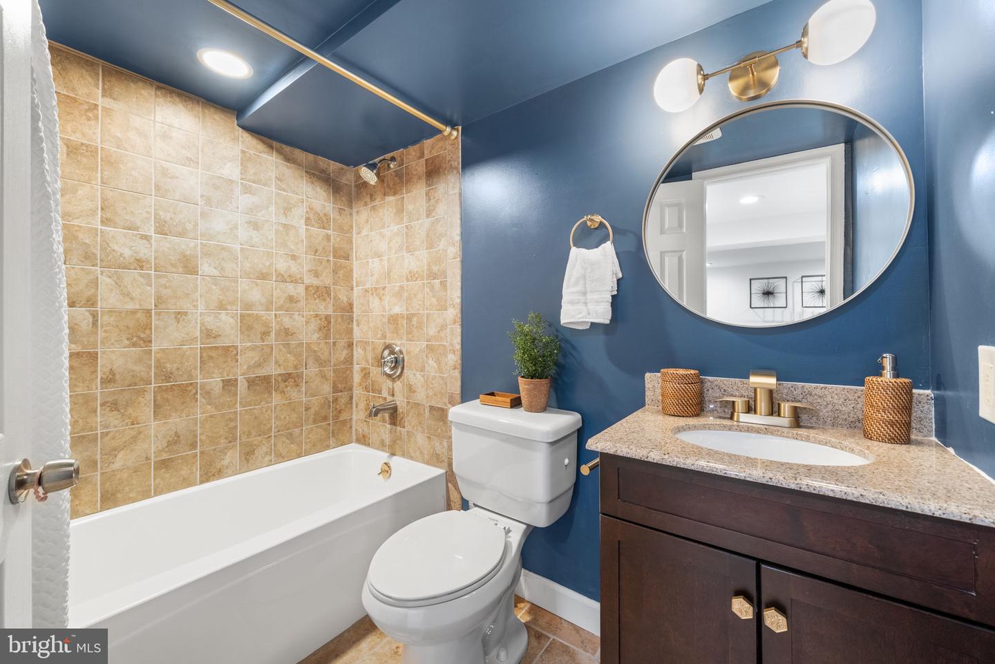 2101 FARRINGTON AVE, ALEXANDRIA, Virginia 22303, 2 Bedrooms Bedrooms, ,2 BathroomsBathrooms,Residential,For sale,2101 FARRINGTON AVE,VAFX2275030 MLS # VAFX2275030